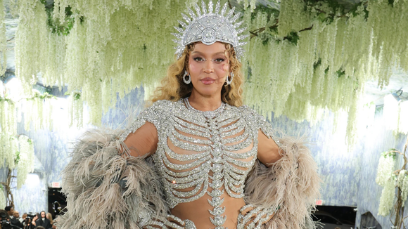 Encontrei na Arezzo a sandália 'gêmea' do sapato de Beyoncé no Met Gala; veja tudo sobre o modelo personalizado e exclusivo da designer jordaniana-romena para a cantora