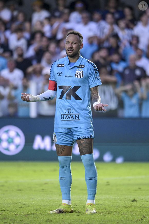 O que chamou atenção, além do look, foi a música que Neymar escolheu ao postar a foto: 'Penélope Charmosa'