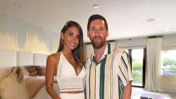 149 m² com sala de estar integrada, cama king size estofada e ambiente de boutique exclusiva: é assim o quarto de Lionel Messi e Antonela Roccuzzo em mansão milionária de Miami