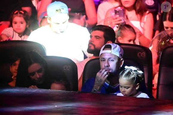 Neymar curte noite no circo ao lado de Bruna Biancardi e das duas filhas do casal