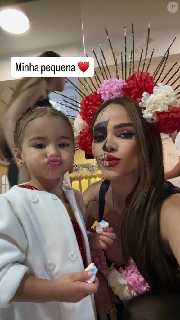 Gabily posou com Mavie na festa na casa de Neymar e Bruna Biancardi