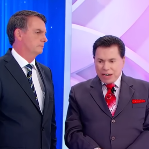 Silvio Santos demonstrou preocupação com a possibilidade de ampliar o acesso às armas no Brasil ao discordar da comparação feita por Jair Bolsonaro com os Estados Unidos. 'Nos Estados Unidos quando um cara faz um negócio qualquer ele vai pra cadeia e fica. Aqui, não', declarou o apresentador durante a entrevista exibida pelo SBT em 2019