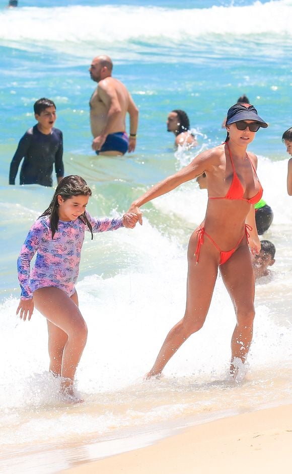 Deborah Secco aproveitou o pré-Réveillon de biquíni com a filha, Maria Flor