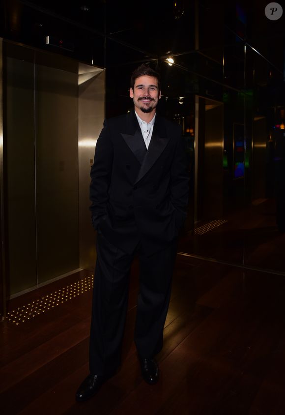 Nicolas Prattes também marcou presença no evento; o ator e marido de Sabrina Sato optou por um terno oversized preto