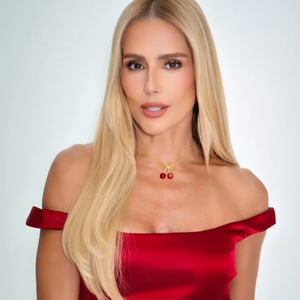 Deborah Secco surgiu em uma publicidade para uma empresa de cosméticos. A atriz foi acusada de abusar de programas de edição