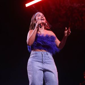 Simone Mendes deixou à barriga chapada à mostra