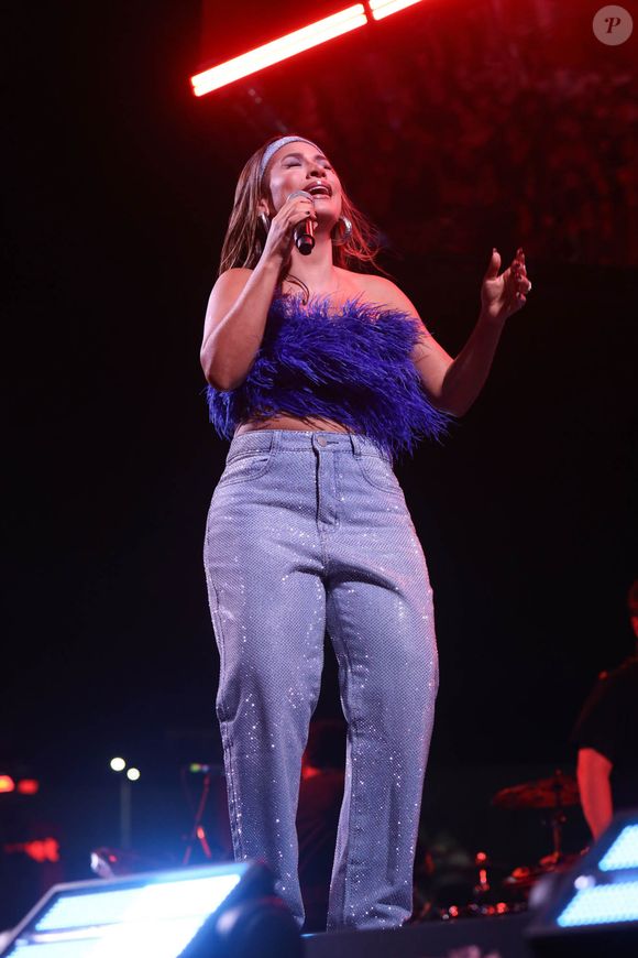 Simone Mendes deixou à barriga chapada à mostra