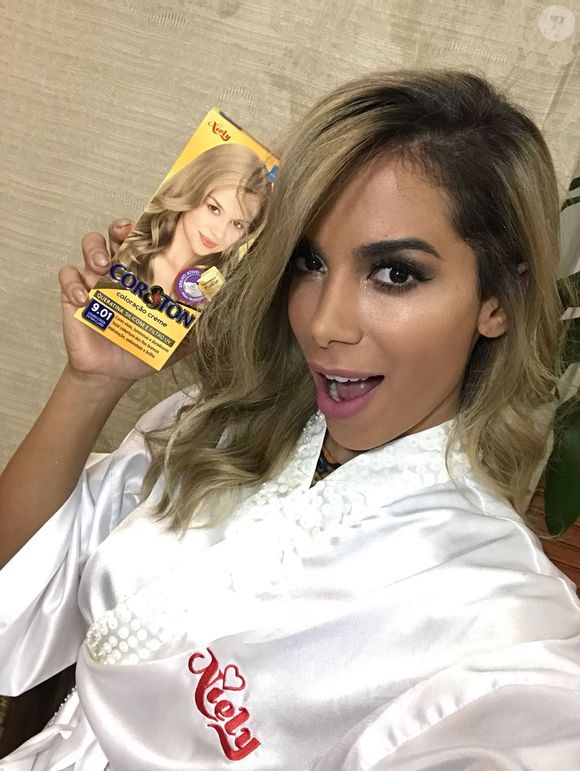Anitta recebeu R$ 300 mil para mudar o visual, de acordo com informações de Fernando Oliveira, do jornal Agora São Paulo, repercutidas pela Capricho