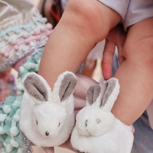 Detalhe encantador: José Leonardo com pantufas de coelhinho, em clima lúdico da celebração.