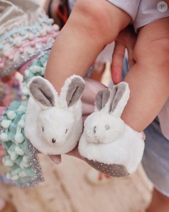 Detalhe encantador: José Leonardo com pantufas de coelhinho, em clima lúdico da celebração.
