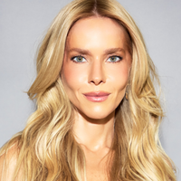 Adeus ruivo! 7 tons diferentes de tinta, 9 horas de salão e mais: descubra como copiar o loiro de Monique Alfradique com a hairstylist que fez a transformação da atriz