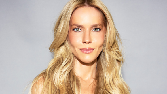 Adeus ruivo! 7 tons diferentes de tinta, 9 horas de salão e mais: descubra como copiar o loiro de Monique Alfradique com a hairstylist que fez a transformação da atriz