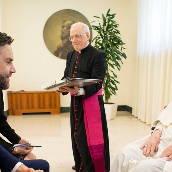 Em uma publicação no X, James David Vance revelou que o Papa Francisco estava 'claramente muito doente'