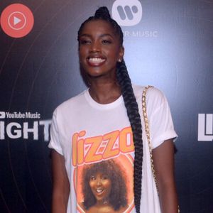 Iza usa t-shirt personalizada com rosto de Lizzo em pocket show da americana no Youtube Space em 2020
