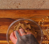 Massa da torta cookie ganha textura ao ser misturada com gotas de chocolate e pedaços de nozes ou macadâmia