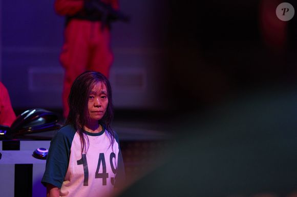 Jang Geum-ja (Jogadora 149) se enforcou no dormitório após acreditar ter sido a responsável pela morte do filho