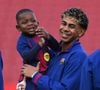 Enquanto Lamine Yamal carrega nos ombros a responsabilidade de ajudar a Espanha na busca pelo bicampeonato da Copa do Mundo de 2026, outro integrante da família tem chamado atenção por um motivo completamente diferente