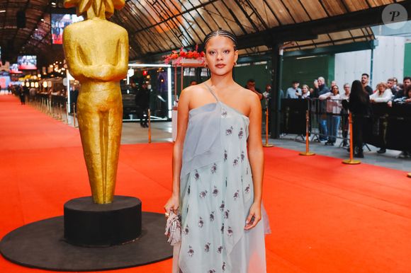 Bella Campos aparece bem diferente de Maria de Fátima em Festival de Gramado