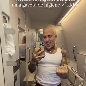 'O pijaminha que deram para nós. Pijaminha safado', dispara MC Daniel em vídeo polêmico dentro de avião