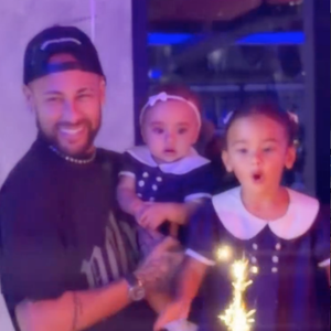 Na sexta (06), Neymar ganhou uma festa de aniversário intimista e foi filmado soprando as velinhas com Mavie e Mel