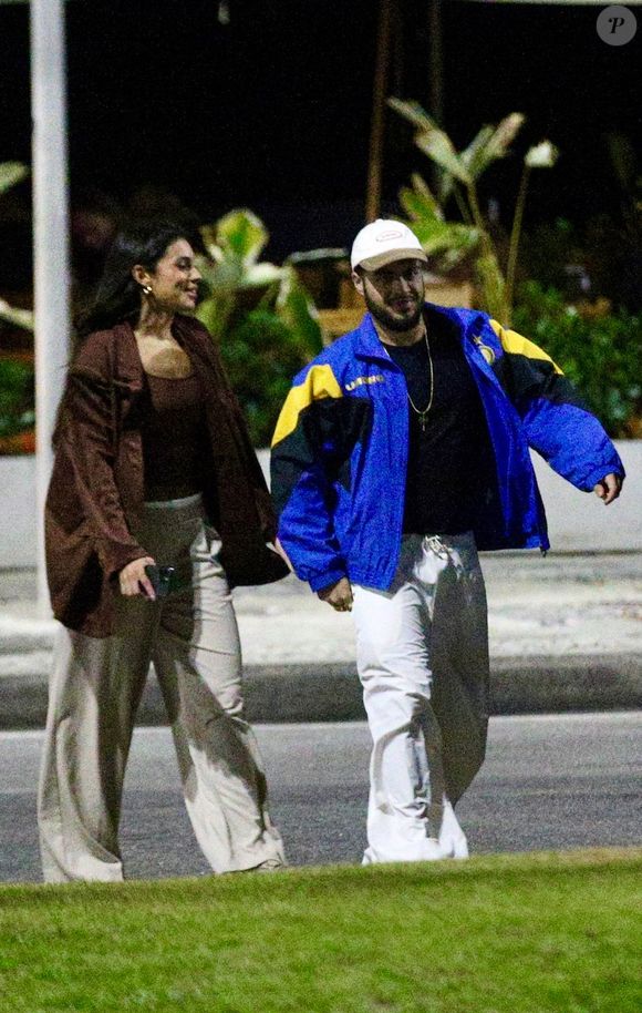 O cantor Francisco Gil aproveitou a noite deste sábado (02) para curtir um momento romântico com a namorada, a ex-’BBB’ Alane Dias