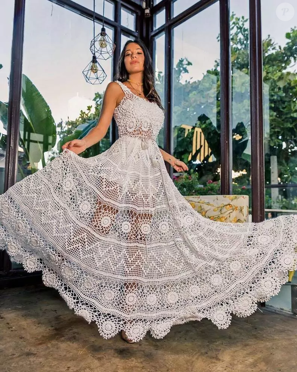 Feito com fio 100% algodão, o Vestido Trancoso Crochê, da Peça Rara Handmade, combina trabalho artesanal e modelagem exuberante, com frente e costas iguais, saia rodada e cordão para amarração na cintura