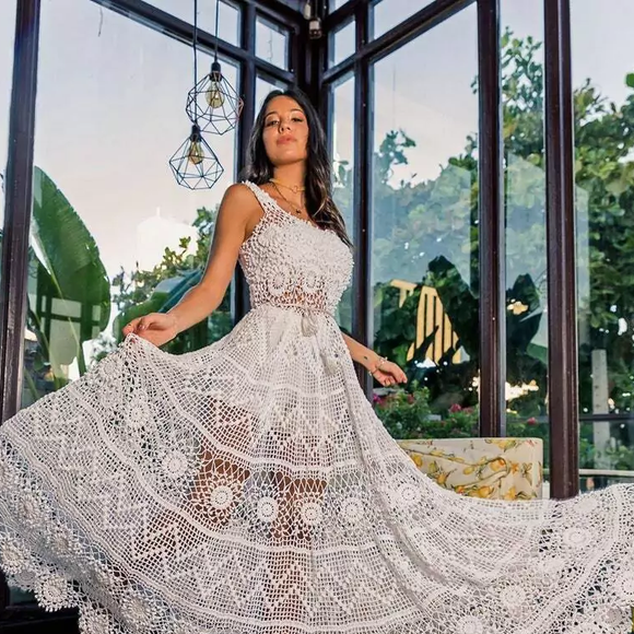 Feito com fio 100% algodão, o Vestido Trancoso Crochê, da Peça Rara Handmade, combina trabalho artesanal e modelagem exuberante, com frente e costas iguais, saia rodada e cordão para amarração na cintura