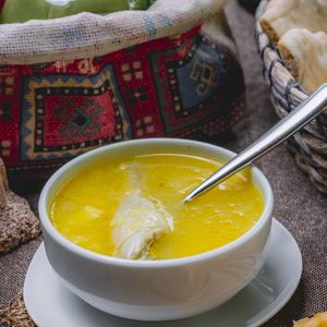 Caldo de galinha de Gisele Bündchen demora 4 horas para ficar pronto, mas tem um sabor irresistível e pode ser congelado