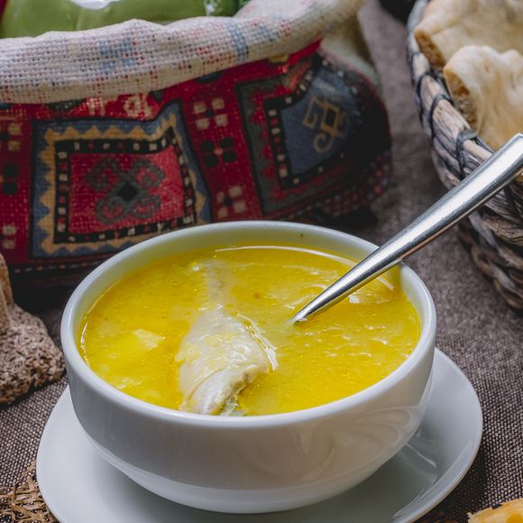 Caldo de galinha de Gisele Bündchen demora 4 horas para ficar pronto, mas tem um sabor irresistível e pode ser congelado