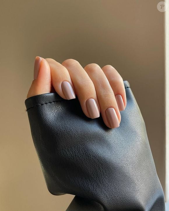 Unhas em tom de creme são perfeitas para dar efeito de mãos mais jovens