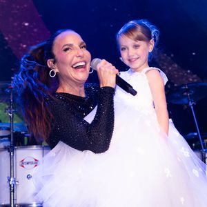 Ivete Sangalo encantou ao se apresentar na festa de renovação de votos de Roberto Justus e Ana Paula Siebert com Vicky no colo