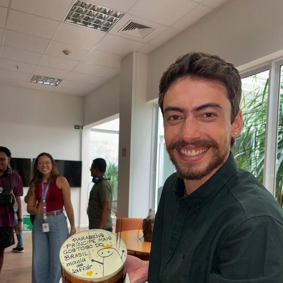 Nesta terça-feira (14), Jaffar Bambirra, o Iberê de 'Mania de Você', celebrou o aniversário de 27 anos.