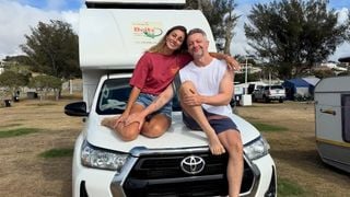 Lucas Lima mostra foto de viagem com nova namorada e web alfineta Sandy: 'Sorte de quem não deixa passar'