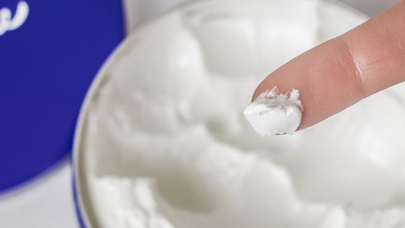 Aprendi com minha avó: 6 misturinhas fáceis que tornam o Creme Nivea um 'santo remédio' para pele; receitas têm mel, açúcar e óleo de amêndoas