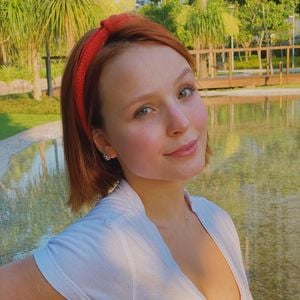 Tanto modelos mais grossos de tiaras (como os em formato de coroa ou com nozinho no topo da cabeça) quanto os mais finos estão em alta novamente