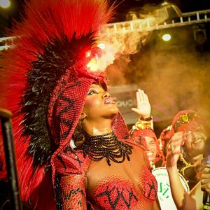 Fantasia de Iza solta fumaça na cabeça