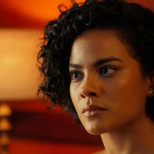 Maria de Fátima (Bella Campos) descobre que César (Cauã Reymond) vai se casar com Odete Roitman (Debora Bloch) no capítulo da novela 'Vale Tudo' de sábado 6 de setembro de 2025