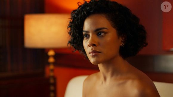 Maria de Fátima (Bella Campos) descobre que César (Cauã Reymond) vai se casar com Odete Roitman (Debora Bloch) no capítulo da novela 'Vale Tudo' de sábado 6 de setembro de 2025