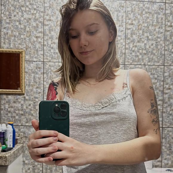 Isabel Veloso enfrenta um tipo de câncer desde os 15 anos: 'Eu tinha no direito e agora estou com nódulos no esquerdo também'