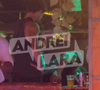À direita da imagem: Anitta e Danilo Mesquita foram flagrados aos beijos no último domingo (23), no Rio de Janeiro