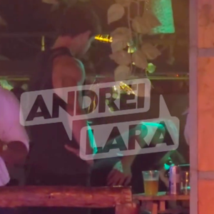 À direita da imagem: Anitta e Danilo Mesquita foram flagrados aos beijos no último domingo (23), no Rio de Janeiro