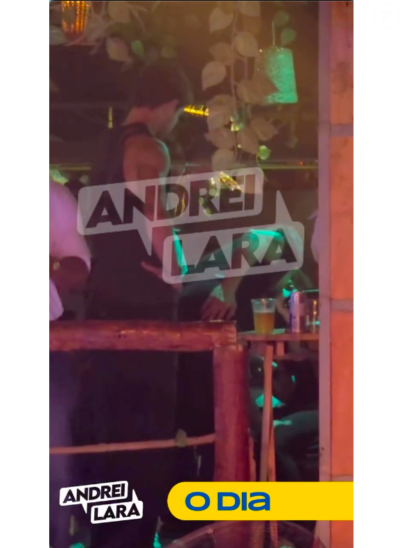 À direita da imagem: Anitta e Danilo Mesquita foram flagrados aos beijos no último domingo (23), no Rio de Janeiro