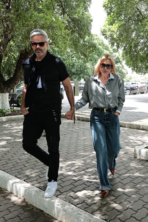 Pelo velório de Dennis Carvalho também passaram Otaviano Costa e Flávia Alessandra