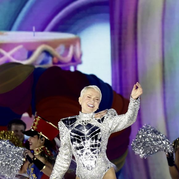 Xuxa foi criticada pelo carnavalesco Cahê Rodrigues após deixar de fora homenagem no Carnaval na turnê 'O Último Voo da Nave'