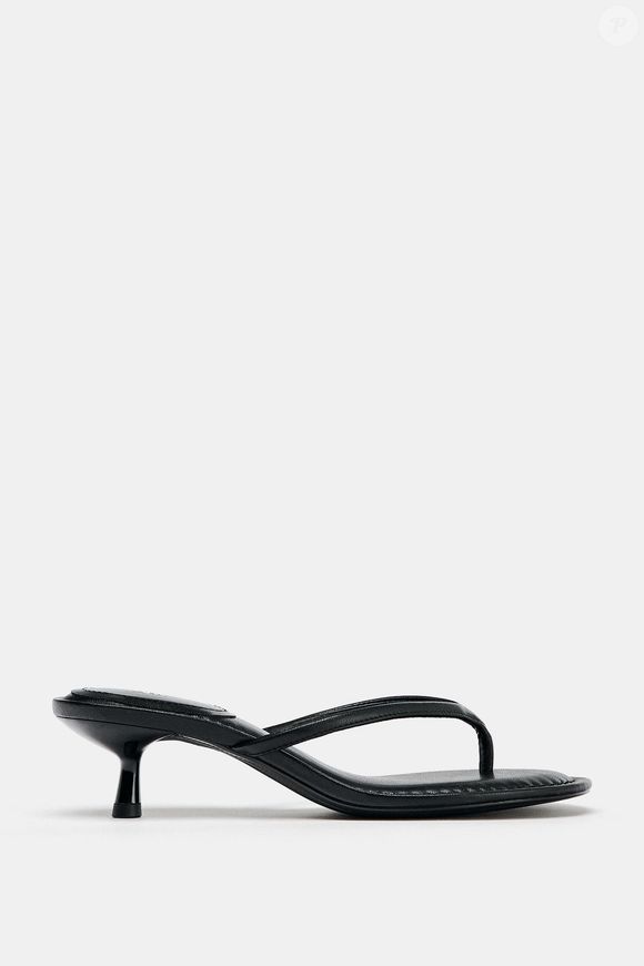 Uma proposta assim pede sandálias que não disputem atenção com o look: as melhores escolhas são as minimalistas de couro preto, com visual limpo que remete aos anos 90 - perfeitas para garantir uma elegância discreta e atemporal