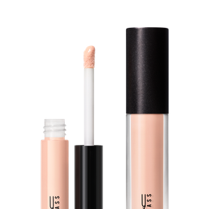 O gloss C-Thru Lipglass foi o toque final da make de Doja Cat, trazendo brilho espelhado e volume aos lábios, elevando o nude a um efeito sofisticado e irresistivelmente moderno