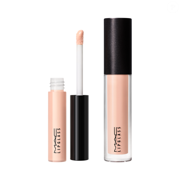 O gloss C-Thru Lipglass foi o toque final da make de Doja Cat, trazendo brilho espelhado e volume aos lábios, elevando o nude a um efeito sofisticado e irresistivelmente moderno