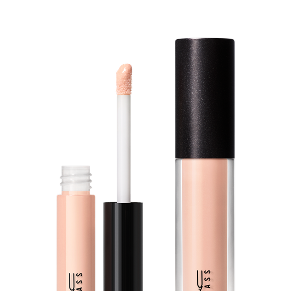 O gloss C-Thru Lipglass foi o toque final da make de Doja Cat, trazendo brilho espelhado e volume aos lábios, elevando o nude a um efeito sofisticado e irresistivelmente moderno