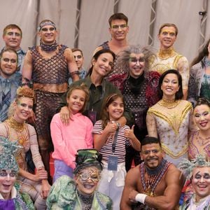 Ivete Sangalo e as filhas gêmeas Marina e Helena conheceram o elenco do Cirque du Soleil e registraram fotos com os artistas nos bastidores