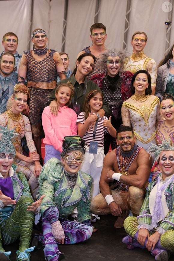 Ivete Sangalo e as filhas gêmeas Marina e Helena conheceram o elenco do Cirque du Soleil e registraram fotos com os artistas nos bastidores